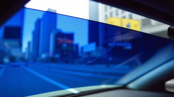 Les avantages d'installer un film teinté sur vos vitres de voiture